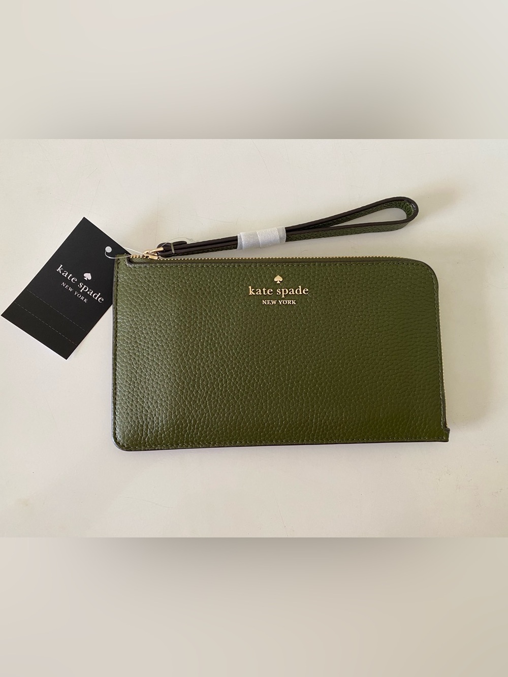 Kate Spade New York Lucy Pebbled Leather Medium L-Zip Wristlet (Enchanted Green)